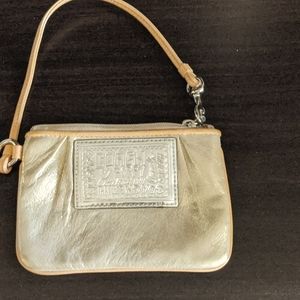 Coach loves poppy wristlet